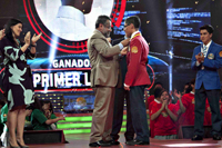 El presidente de la AMC, José Franco, entrega medalla a  Ernesto Gil Carmona, ganador de la VI Olimpiada Mexicana de Historia durante la final de la competencia celebrada ayer por la noche.