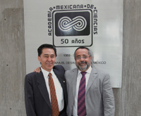 Los doctores Jaime Urrutia y José Franco, al finalizar la ceremonia de inicio del LV Año Académico.