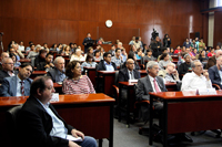 Integrantes de la Junta de Gobierno, autoridades universitarias, ex directores, académicos, alumnos y trabajadores del Instituto de Ciencias Nucleares en la ceremonia conmemorativa del 50 aniversario del ICN.