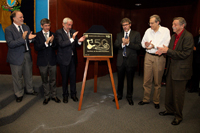 Develación de la placa conmemorativa del 50 aniversario del Instituto de Ciencias Nucleares de la UNAM. Al centro, el rector de la UNAM y el director del ICN, Enrique Graue y Miguel Alcubierre, respectivamente, acompañados de los ex directores de Instituto Alejandro Frank, Octavio Castaños y Marcos Rosenbaum, y del coordinador de la Investigación Científica, William Lee.