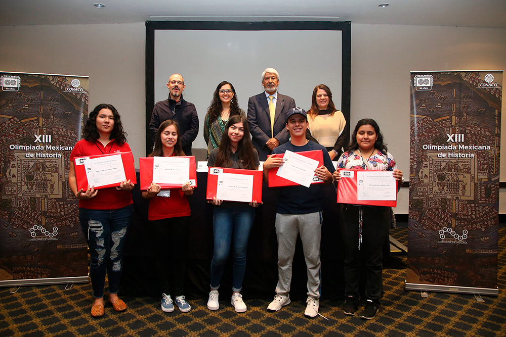 Eduardo Limón, Valeria Sánchez, José Luis Morán López y Gabriela Pulido con los ganadores del primer lugar de la Olimpiada Mexicana de Historia.