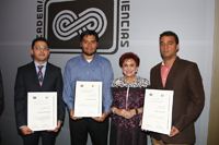 Fernando Pérez Escamirosa, del Departamento de Cirugía de la Facultad de Medicina de la UNAM (izquierda) junto con otros premiados Weizmann 2016: Daniel Rodríguez Leal y Maurice Oliva Leyva, acompañados por Martha Fisser, presidenta de la Asociación de Amigos del Instituto Weizmann de Ciencias.