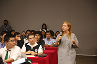 La historiadora Clementina Battcock, adscrita en la Dirección de Estudios Históricos del INAH,  durante la conferencia que dio a los jóvenes que participaron en la XII Olimpiada Mexicana de Historia, del 24 al 27 de junio en San Miguel de Allende, Guanajuato.