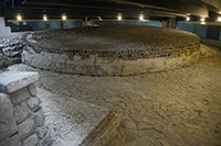 Templo de Ehécatl-Quetzalcóatl, dios del viento, un monumento circular de 11 metros de diámetro y 1.20 de altura, que se encuentra en Tlatelolco. En el lugar se construirá un centro comercial que en su subterráneo ya ofrece esta ventana arqueológica con más de 650 años de antigüedad.