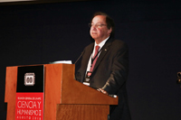 El investigador canadiense Howard Alper, miembro correspondiente de la AMC, impartió la conferencia 