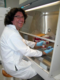 El doctor Alexei Licea Navarro en su laboratorio del CICESE.