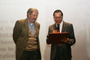 René Asomoza, director del Cinvestav y miembro de la Academia Mexicana de Ciencias (derecha), entrega un reconocimiento a Pablo Rudomín en la celebración de su 80 aniversario.