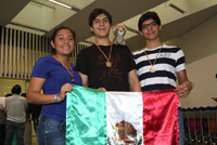  Belén Escobar Martínez (bronce), Víctor Hernández Lima (oro) y Jesús Ariel Aguirre Escalante (plata), medallistas mexicanos en la XXI Olimpiada Iberoamericana de Química.