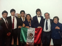 Al centro: Estudiantes del equipo mexicano que compitieron en la XXI Olimpiada Iberoamericana de Química, Víctor Hernández Lima, Jesús Aguirre Escalante, Belén Escobar Martínez y Miguel Bribiesca Argomedo. En los extremos: tutores de la delegación, Armando Marín, Octavio Reyes y  Antonia Dosal.