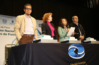 La ceremonia de premiación la encabezaron Juan Ramón Hernández, coordinador de Enseñanza de la Sociedad Mexicana de Física; Gabriela Guzzy, directora del Museo de la Ciencias Universum; Rosario Paredes, vicepresidenta de la Sociedad Mexicana de Física; y Federico Nájera, representante del jurado calificador.