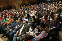 Alumnos y profesores reunidos en el  auditorio del Museo de la Ciencias Universum esperan atentos los resultados del XXVI Concurso Nacional de Aparatos y Experimentos de Física.