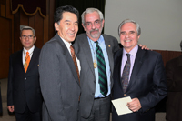  Los doctores Jaime Urrutia, Enrique Graue y Julio Sotelo tras concluir la ceremonia de clausura del CLII Año Académico de la Academia Nacional de Medicina.