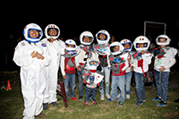 Una de las actividades más solicitadas en la Noche de las Estrellas en el Planetario Luis Enrique Erro del IPN fue la caminata espacial, donde los participantes, vestidos de astronautas, aprendieron sobre las primeras misiones espaciales y la importancia que han tenido para el desarrollo de la humanidad.