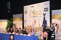 Doctora María Cristina Revilla, coordinadora de la Olimpiada Nacional de Biología, certamen que organiza la Academia Mexicana de Ciencias, durante su discurso en el acto inaugural del concurso de ciencia, el cual tuvo lugar en el  teatro Emiliana de Zubeldía. La mesa de honor la presidió el rector de la Universidad de Sonora, Enrique Velázquez Contreras (centro).