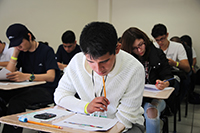 Estudiantes presentan los exámenes teóricos en el primer día de la XXVIII Olimpiada Nacional de Biología en la Escuela de Biología de la Universidad de Sonora.