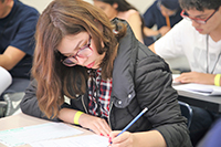 Estudiantes presentan los exámenes teóricos en el primer día de la XXVIII Olimpiada Nacional de Biología en la Escuela de Biología de la Universidad de Sonora.