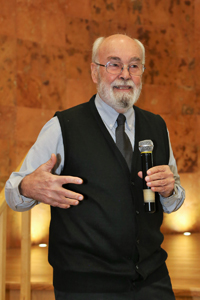 El ganador del Premio México de Ciencia y Tecnología 2013, doctor Víctor Alberto Ramos, al presentar la conferencia La tectónica de los Andes, nuevos y viejos paradigmas, en el Instituto de Geofísica de la Universidad Nacional Autónoma de México.