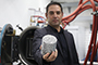 El ganador de Premios de Investigación de la AMC 2018, en el área de ingeniería y tecnología, doctor Ignacio Alejandro Figueroa Vargas, quien muestra en su laboratorio una espuma metálica, uno de los importantes materiales del futuro en diversos sectores.
