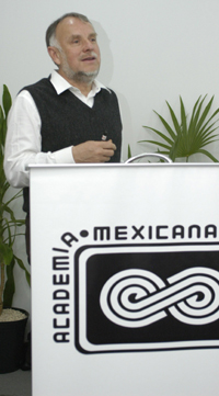 Dr. Arturo Menchaca Rocha.
