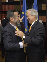 El embajador de Francia en México Sr. Daniel Parfait al condecorar al doctor José Franco, vicepresidente de la Academia Mexicana de Ciencias (AMC).