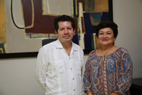 Reconocen aportes en los maestros de educación básica de Campeche el diplomado La Ciencia en tu Escuela de la AMC. En la imagen, representantes de la Secretaria de Educación de Campeche, Alfredo Martínez Jiménez y Silvia Sánchez Pérez, secretario técnico y directora de Actualización Docente de Educación Básica, respectivamente.