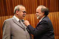El doctor Alejandro Frank coloca el distintivo de miembro de ECN al doctor José Antonio de la Peña.