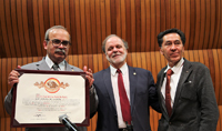 El matemático José Antonio de la Peña oficializó su ingreso como miembro de El Colegio Nacional con la lección inaugural Estructura y Forma de la naturaleza, el 24 de marzo de 2016. Recibió el diploma de Alejandro Frank (centro) y la contestación de Jaime Urrutia, presidente en turno y miembro de ECN, respectivamente.