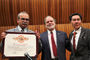 El matemático José Antonio de la Peña oficializó su ingreso como miembro de El Colegio Nacional con la lección inaugural Estructura y Forma de la naturaleza, el 24 de marzo de 2016. Recibió el diploma de Alejandro Frank (centro) y la contestación de Jaime Urrutia,  presidente en turno y miembro de  ECN, respectivamente.