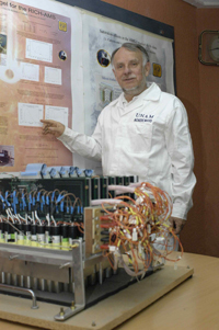 El Dr. Arturo Menchaca Rocha, presidente de la Academia Mexicana de Ciencias y el prototipo de una parte del RICH que trabajó el equipo mexicano.