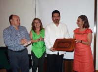 La nueva mesa directiva de la AMC Sureste I: El doctor Carlos Macías (tesorero); la doctora Yolanda Freile (Secretaria); el doctor Jorge Santamaría (presidente) y la presidenta saliente, doctora Esperanza Tuñón Pablos.