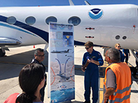 Dentro de las actividades programadas en las visitas que realizan los aviones cazahuracanes de la NOAA está la de dar a conocer de primera mano información relacionada con los ciclones. En la imagen, integrante de la NOAA ante un grupo de visitantes en La Paz, Baja California, el pasado 23 de abril de 2018.