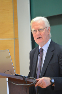 El profesor James Mirrlees, Premio Nobel de Economía 1996.