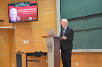 El Premio Nobel de Economía 1996, profesor James Mirrlees, ofreció la conferencia “Las matemáticas del equilibrio económico”, la primera de las tres que tiene programadas impartir en el Instituto de Matemáticas y en la Facultad de Ciencias de la Universidad Nacional Autónoma de México.