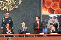 El presidente Enrique Peña Nieto, Enrique Cabrero, Jaime Urrutia, Ildefonso Guajardo y José Narro (atrás), fueron algunos de los invitados en la mesa de honor de la entrega de los Premios de Investigación de la Academia Mexicana de Ciencias 2015.