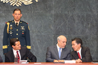 Durante la ceremonia intercambiaron comentarios el presidente Enrique Peña Nieto, y los titulares del Conacyt y la AMC, Enrique Cabrero Mendoza y Jaime Urrutia Fucugauchi.