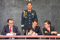 Luis Videgaray, secretario de Hacienda; Enrique Peña Nieto, presidente de la República; y Jaime Urrutia Fucugauchi, presidente de la Academia Mexicana de Ciencias, durante la entrega de los Premios de Investigación de la Academia Mexicana de Ciencias 2015, en la residencia oficial de Los Pinos.