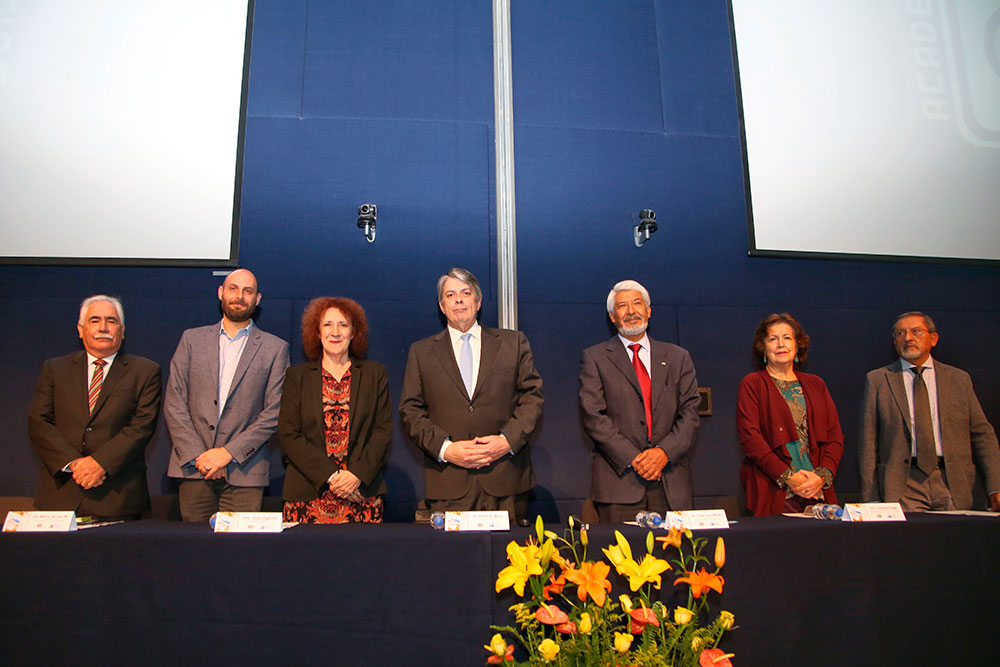 Primo Alberto Calva, Mario Andrés de Leo Winkler, Julia Tagüeña Parga, Félix de Moya Anegón, José Luis Morán López, Cristina Puga y Miguel Ángel Pérez Angón durante el coloquio “Principales indicadores cienciométricos y los retos del futuro”.