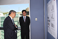 Alfredo Chi, director médico de Pfizer México, durante la exposición de carteles.