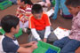 Niños participantes aprenden utilizar el RCX, programa de LEGO que permite usar los bloques para construir robots y controlar sus acciones.