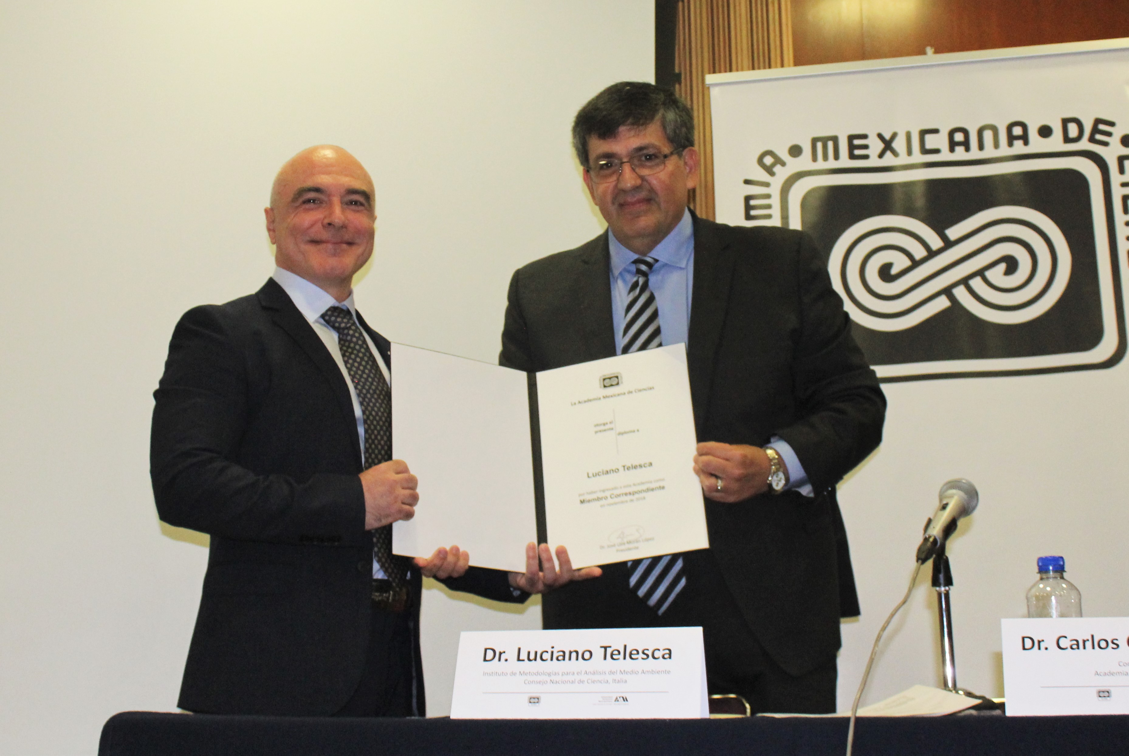 Luciano Telesca, del Instituto de Metodología para el Análisis del Medio Ambiente, del Consejo Nacional de Ciencia, Italia y el secretario del Consejo Directivo de la AMC, Carlos Coello Coello.