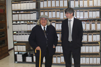 Los doctores Arcadio Poveda y William Lee, miembros de la Academia Mexicana de Ciencias. Atrás los archivos que vienen a completar parte de la historia de la astronomía mexicana.