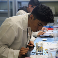 En las pruebas experimentales de la XXVII Olimpiada Nacional de Química, que organiza la Academia Mexicana de Ciencias, los participantes construyeron una celda para medir el paso de la corriente eléctrica.