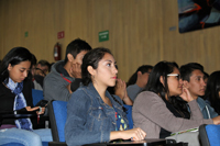 Jóvenes escuchan la conferencia magistral del doctor José Luis Morán, en el auditorio 