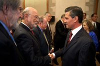 El presidente Enrique Peña Nieto saluda a miembros de El Colegio Nacional. En la imagen, Pablo Rudomín, José Sarukhán y Guillermo Soberón con el primer mandatario.