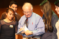 Después de ofrecer su conferencia en el Museo de las Ciencias Universum, el doctor Hoffmann convivió con los jóvenes asistentes.