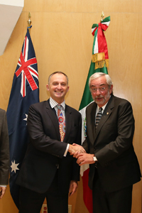 El embajador de Australia en México, David Engel y el rector de la UNAM, Enrique Graue.