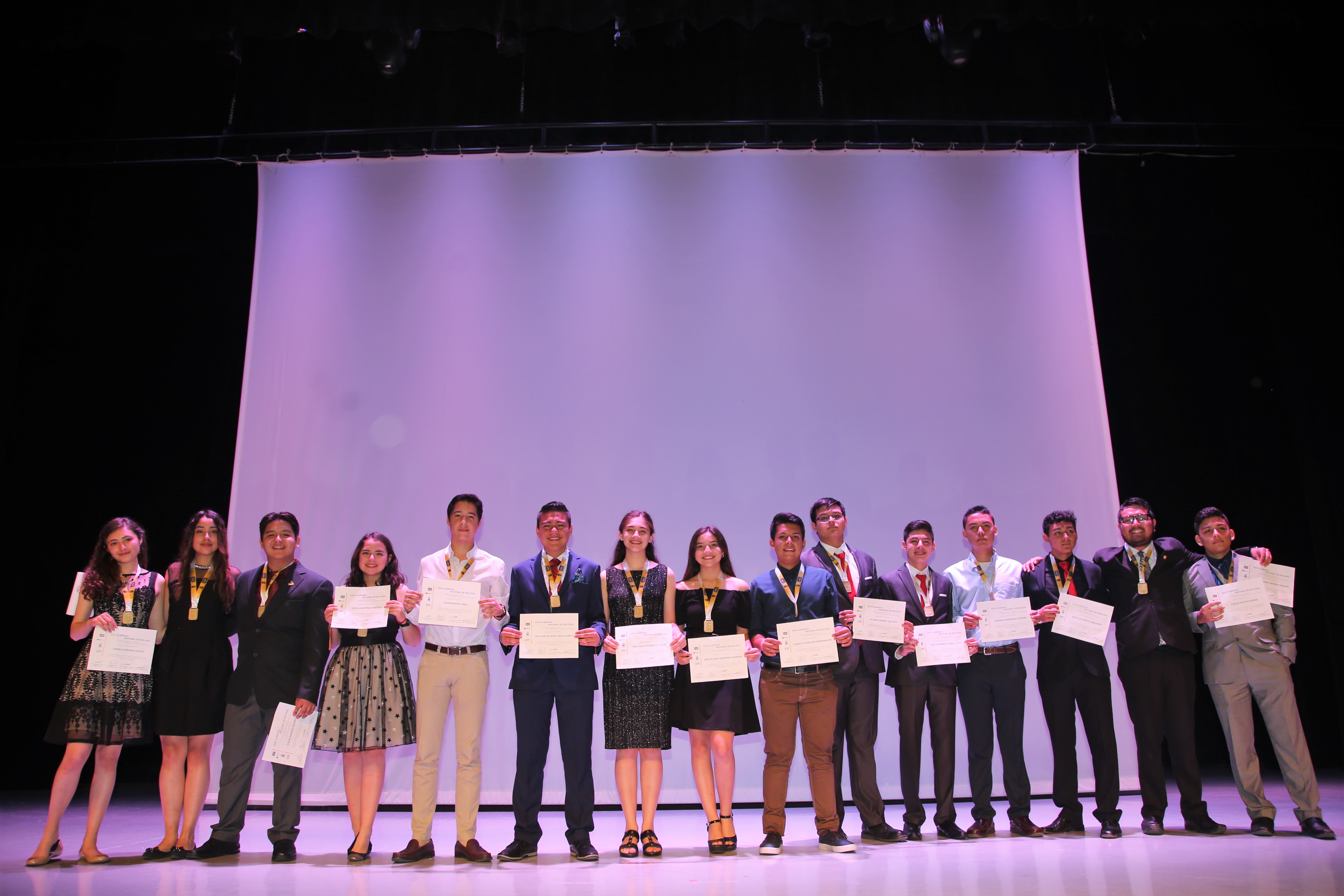 Los ganadores de la medalla de oro de izquierda a derecha son: Daniela Sánchez Valdez (Edomex), Mónika Juon Alemán (Edomex), Efraín Ramírez Bojórquez (Campeche), Jessica Martínez Martínez (Edomex), Cesar Martin Cural (Yucatán), Yael Vadillo Brito (Veracruz), Ana Paola Rodríguez Téllez (Nuevo León), Grecia Martínez Quiroga (Nuevo León), Alberto Neri Mondragón (Jalisco), Erasmo Hernandez Gusman (Guerrero), Erick Legorreta Anguiano (Edomex), Moisés Moreno Zamora (Edomex) y Carlos Aguayo Sierra (Sonora).