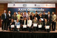 Orgullosos muestran sus medallas de oro y diplomas los 15 alumnos ganadores de la XXIV Olimpiada Nacional de Biología, acompañados por autoridades académicas de la UANL y miembros del comité organizador.