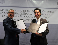 Salvador Jara, subsecretario de Educación Superior de la SEP, y Jaime Urrutia Fucugauchi, presidente de la Academia Mexicana de Ciencias, firmaron hoy un Convenio de Colaboración.