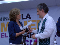 Juan Sabines Guerrero, gobernador de Chiapas, entregó un reconocimiento a la presidenta de la AMC por su labor en materia de equidad de género.